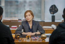 Isabelle Huppert (centro) como Clémence Collombe no filme "Belas Promessas". | Imagem: Divulgação / Pandora Filmes.