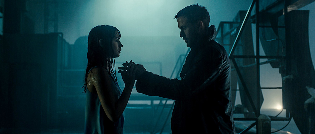Joi (Ana De Armas) e K (Ryan Gosling) em ena de Blade Runner 2049