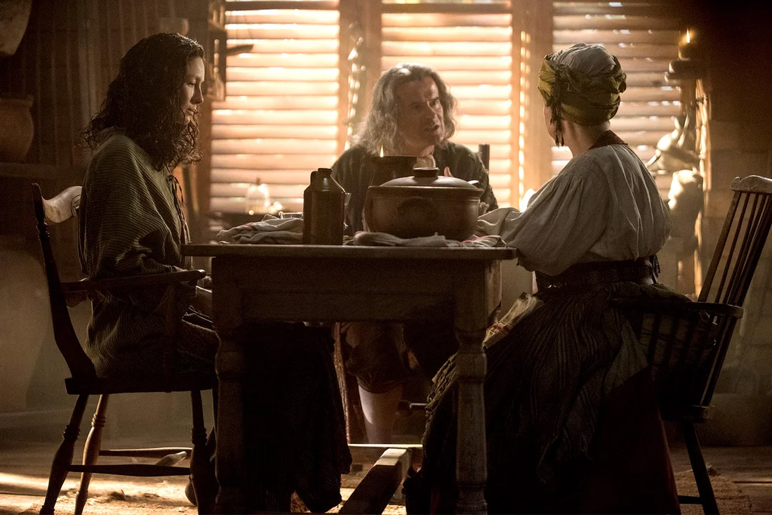 Claire (Caitriona Balfe), Padre Fogden (Nick Fletcher) e Mamacita (Victoria Leporia) em Outlander