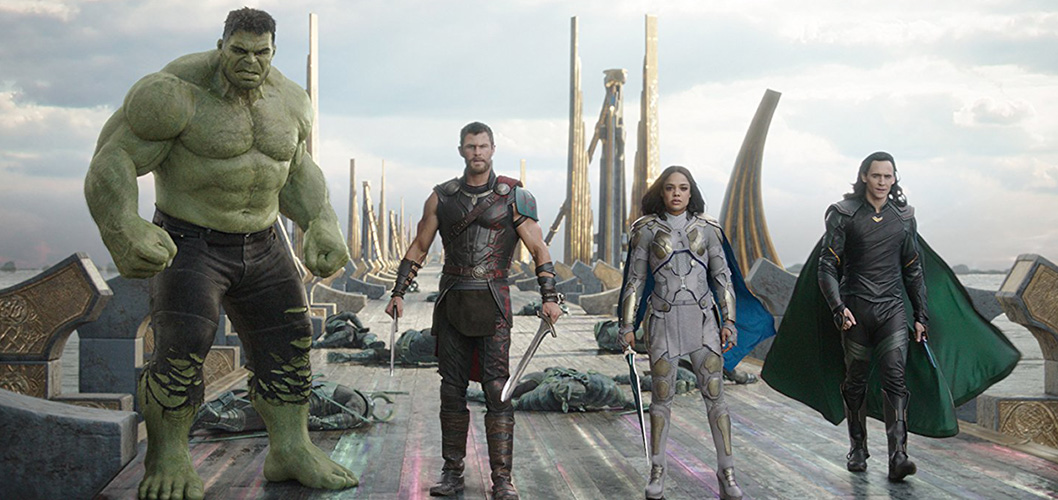 Hulk (Mark Ruffalo), Thor (Chris Hemsworth), Valkyria (Tessa Thompson) e Loki (Tom Hiddleston) em Thor: Ragnarok