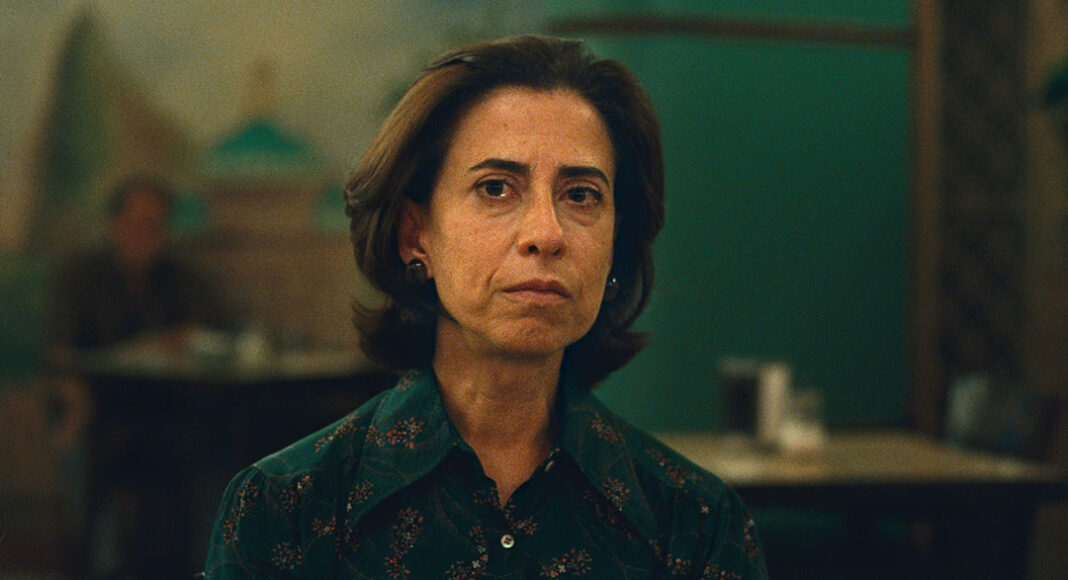 Fernanda Torres como Eunice Paiva em imagem do filme 'Ainda Estou Aqui', de Walter Salles, premiado como Melhor Roteiro no Festival de Veneza. | Crédito: Divulgação/Sony Pictures.