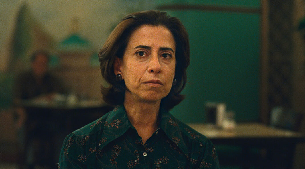 Fernanda Torres como Eunice Paiva em imagem do filme 'Ainda Estou Aqui', de Walter Salles, premiado como Melhor Roteiro no Festival de Veneza. | Crédito: Divulgação/Sony Pictures.