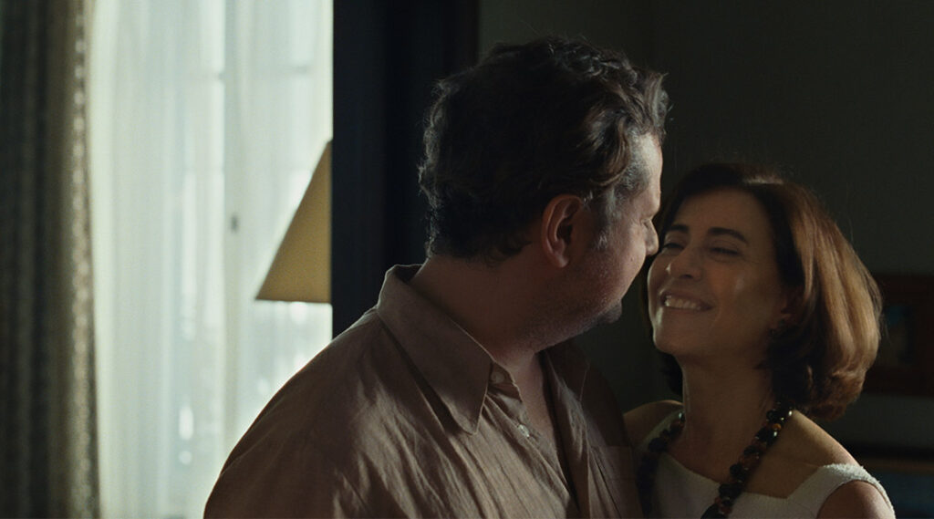 Selton Mello como Rubens Paiva (esquerda) e Fernanda Torres como Eunice Paiva (direita) em imagem do filme 'Ainda Estou Aqui', de Walter Salles.