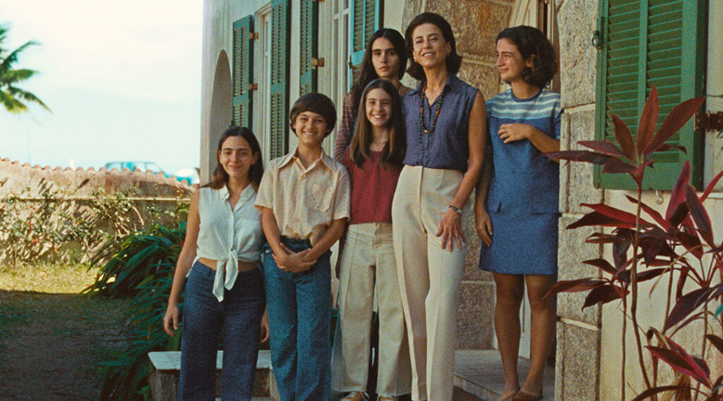 Cena do filme 'Ainda Estou Aqui' que reproduz imagem registrada por fotógrafo da extinta Revista Manchete.