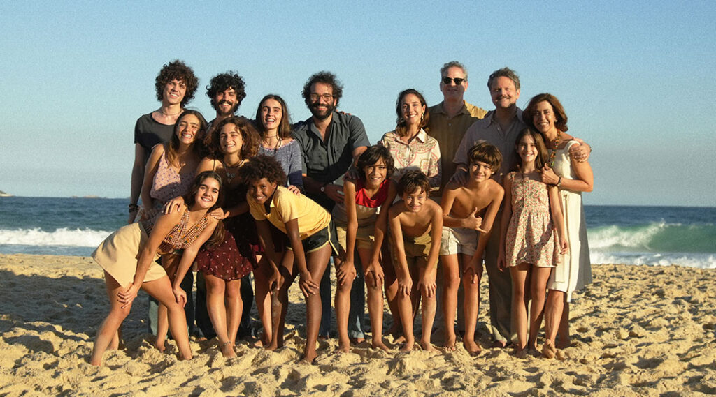 Cena com parte do elenco do filme "Ainda Estou Aqui", de Walter Salles.